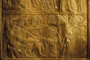 Dettaglio di caccia agli uccelli con arco e frecce sul Santuario Canopico, oro, Re Tutankhamon, 2004 (foto)