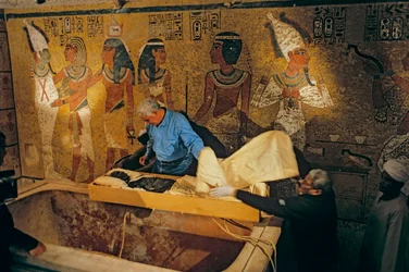 Dr. Zahi Hawass e il team di ricerca egiziano rimuovono la mummia di Tutankhamon dalla sua tomba, 2005
