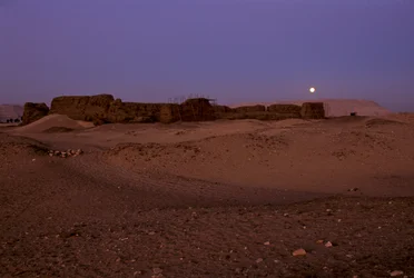 Luna piena che tramonta su Shunet di Khasekhemuy, Abydos, Egitto, 2005