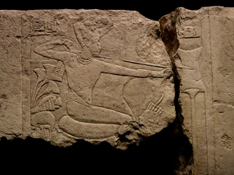 Calcare da Sakkara che colpisce i nemici: XVIII dinastia; Nuovo Regno; Egitto; Tutankhamon
