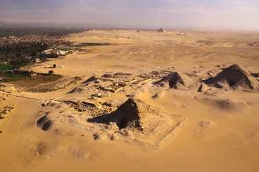 Antico Regno; vista aerea delle piramidi di Abusir con le piramidi di Saqqara in lontananza; Egitto