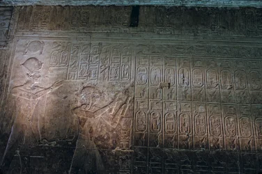 La più antica Lista dei Re conosciuta, tempio di Seti I ad Abido, Seti I appare in piedi dietro Ram