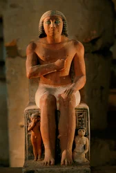 Statua di calcare dipinta di Kai con occhi di cristallo incastonati e i suoi figli ai piedi, 2002 (foto)