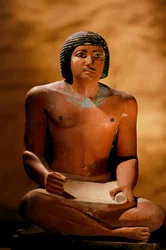 Statua di calcare dipinta di uno scriba seduto, Antico Regno, 2002 (foto)