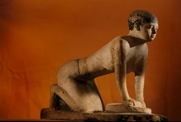 Statua in calcare dipinto di un servo che macina grano, Antico Regno, 2002 (foto)