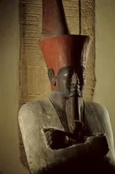 Statua in arenaria dipinta del faraone Nebhepetre Mentuhotep II con la corona rossa del Basso Egitto, 2002 (foto)