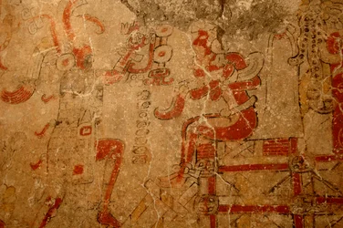 Sacerdote che incorona il re sul trono di accesso, murale del primo periodo preclassico, Maya