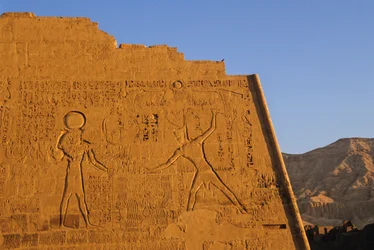 Ramses III che colpisce i nemici, tempio principale, pilone, Medinet Habu, Nuovo Regno, Egitto