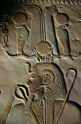 Rilievo dal Tempio di Seti I ad Abido, Egitto, Abido; incisione; figura; Seti; dio; corona