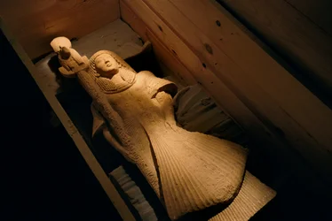 Statua di arenaria di Nebre come portabandiera della dea della guerra Sekhmet, 2002