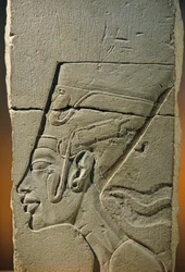 Modello di testa in bassorilievo di Nefertiti, Amarna; Tempio di Aten; calcare, 2009