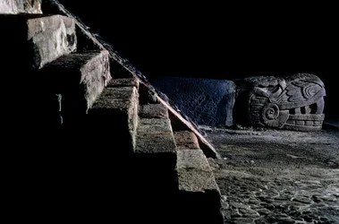Replica del serpente sul Grande Tempio, Tenochtitlan, Templo Mayor, Azteco, Messico, Città del Messico, 2010