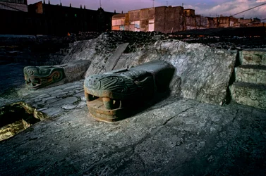 Replica di serpente sul Grande Tempio, Tenochtitlan, Templo Mayor, Azteco, Messico, Città del Messico, 2010 (foto)