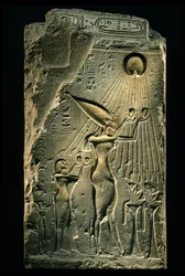 Stele raffigura Akhenaton, Nefertiti e la figlia con le mani alzate verso il dio Aton, Amarna, 2009