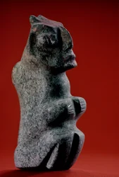 Figurina di pietra scolpita seduta con tracce di pittura, Tenochtitlan, Templo Mayor, Azteco, 2010 (foto)