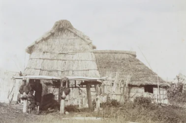 Magazzino Ainu con bambini Ainu, c.1890s