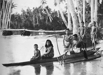 Una canoa samoana con bilanciere e i suoi occupanti, 1902