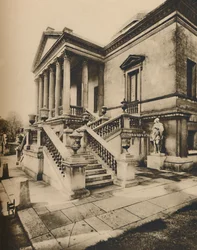 Ingresso porticato a Chiswick House, una sopravvivenza del XVIII secolo, c1935