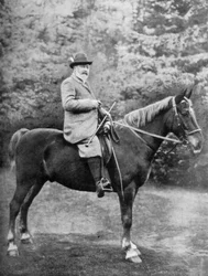 Re Edoardo VII a cavallo verso i boschi a Sandringham, Norfolk, c1902-c1910