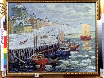Argine in una vecchia città russa. Descrizione dei moli dove sono ormeggiate barche su un fiume coperto di blocchi di neve, sullo sfondo, una città e una barca a vela che si allontana. Dipinto di Konstantin Korovin
