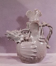 Arte coreana: acquamarina in ceramica a forma di drago acquatico. Periodo Koryo