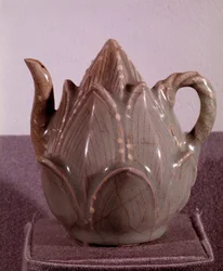 Arte coreana: versatoio a forma di fiore di loto. Dimensioni: 10,2 cm. Periodo Goryeo, fine del XII secolo. Museo nazionale della Corea
