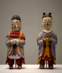 Figurine in costume da sciamano. Statuette in legno policromo, arte coreana