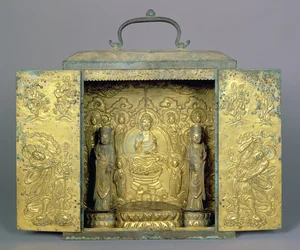 Santuario buddista portatile con due Bodhisattva in piedi, una triade buddista e una figura guardiana, dinastia Koryo