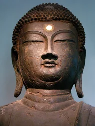 Testa di Buddha in ferro del periodo Goryeo del X secolo, proveniente dal monastero di Hasachang-dong, Hanam, Gyeonggi-do, Corea. Museo nazionale della Corea, Seul, Repubblica di Corea, 2006.