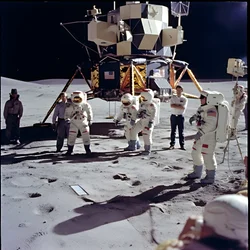 Gruppo di persone con telecamera TV che mostrano la falsificazione del progetto Apollo 11 1
