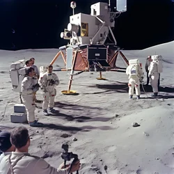Gruppo di persone con telecamera TV che mostrano la falsificazione del progetto Apollo 11 2