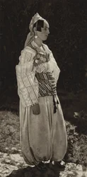 Jugoslavia: Prizren, donne in costume nazionale