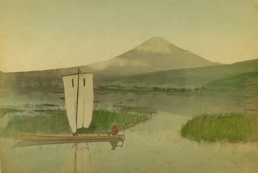 Giappone: Monte Fuji-Yama (Fuji Yama) con una barca a vela in primo piano sul Lago Hokome