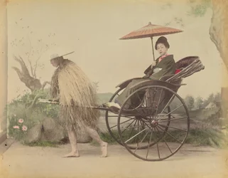 [Donna con ombrellino in posa che viene tirata in una jinrikisha da un uomo che indossa un impermeabile di paglia].