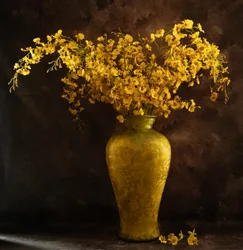 Fiori dorati in un vaso