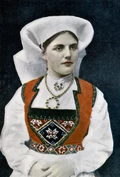 Donna con costume nazionale norvegese