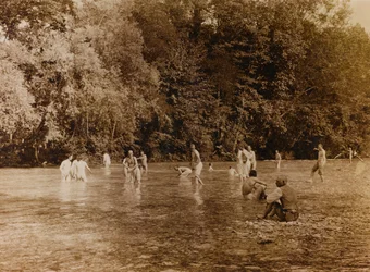 Album della Prima guerra mondiale in Friuli-Venezia Giulia: soldati mentre fanno il bagno nel fiume Natisone a Premariacco, Udine, Italia