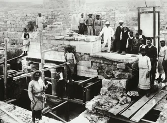 Arthur Evans durante la ricostruzione del palazzo minoico