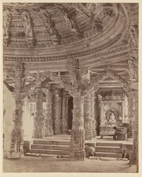 Interno del tempio di Delwara con i pilastri e la cupola del tetto, Monte Abu