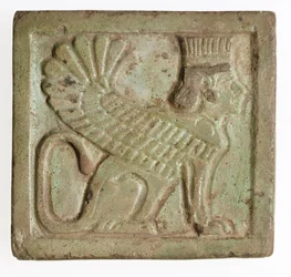 Placca con Sfinge persiana alata, ca. 525-401 a.C.