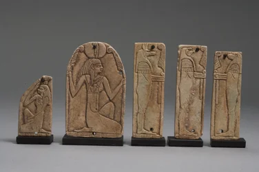 Placche di Maat, Nephthys e figli di Horus, Periodo Dinastico Tardo