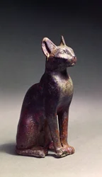 Statuetta di un gatto con orecchini d