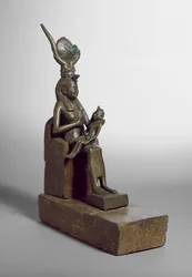 Statuetta votiva di Iside che allatta il bambino Horus, trovata a Saqqara con trono e base originali