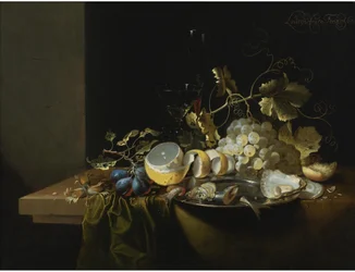 Natura morta di nocciole, uva, ostriche e altri alimenti su un tavolo imbandito