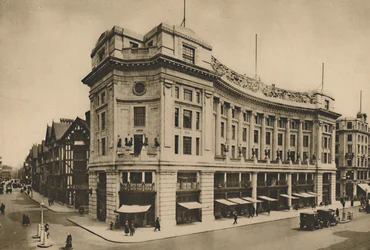 East India House, facciata individualizzata di Libertys sulla New Regent Street, c1935
