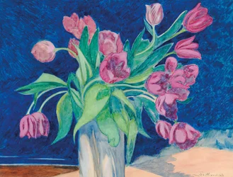 Tulipani rosa in un vaso, sullo sfondo un paesaggio marino con dune