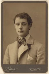 Walter Thomas [giovane con papillon e garofano sul bavero del cappotto].