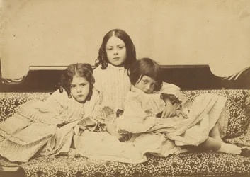 Edith, Ina e Alice Liddell su un divano, estate 1858