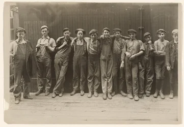 Un gruppo di giovani borsisti al lavoro in una fabbrica di conserve a Indianapolis, Indiana