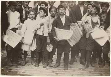 [Folla di newsies, tra cui una ragazza].
